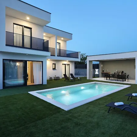 Cvit Mediterana With Heated Pool Вилла