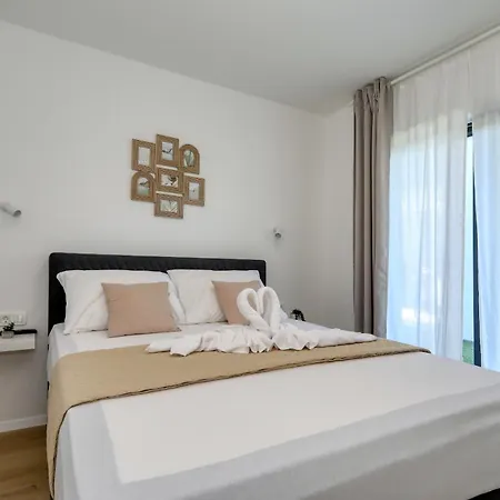Cvit Mediterana With Heated Pool *