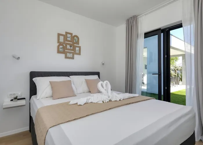 Cvit Mediterana With Heated Pool