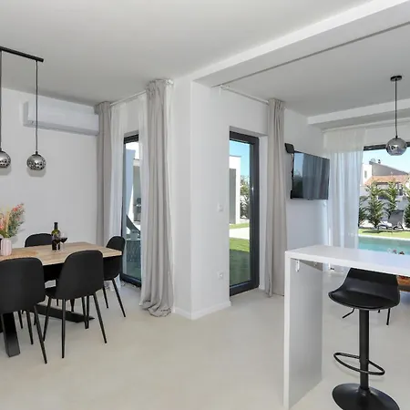 Cvit Mediterana With Heated Pool *