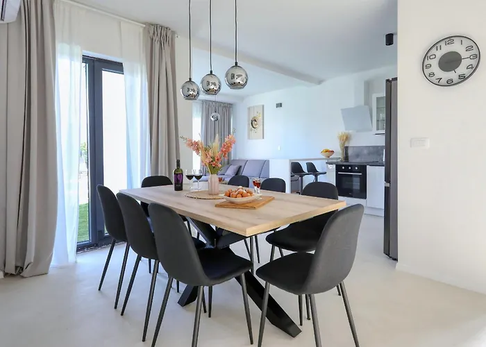 Cvit Mediterana With Heated Pool Knezevic