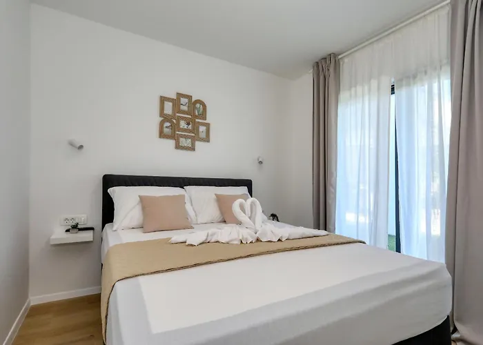 Cvit Mediterana With Heated Pool *