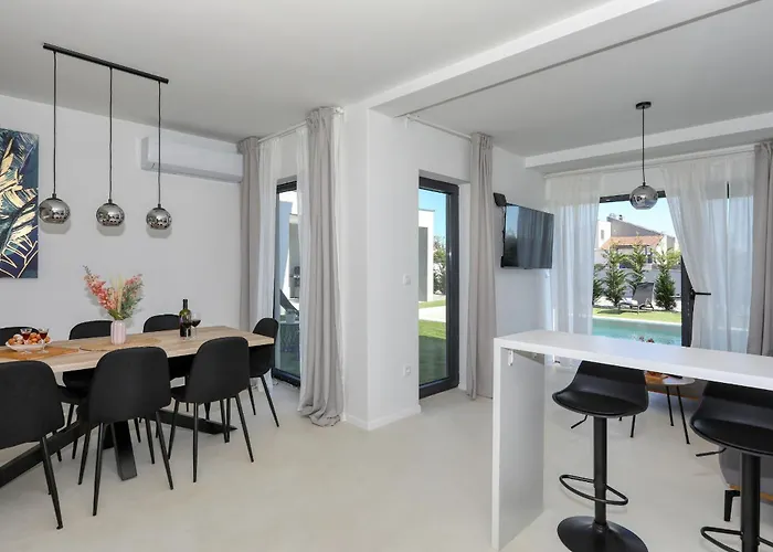 Cvit Mediterana With Heated Pool *